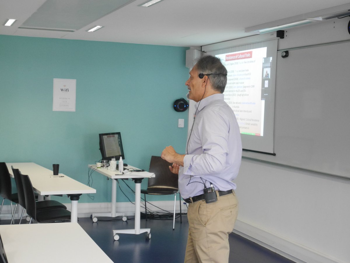 PSEinfo's tweet image. 🎓 #PSESUMMERSCHOOL2022 | We are excited to welcome students from all around the word for the second week of our Summer School! ☀️

For this second week, the trainings studied are: #DEVPT, #EXPECO, #MACRO and #MIGRATION.

Have a good week! 📚