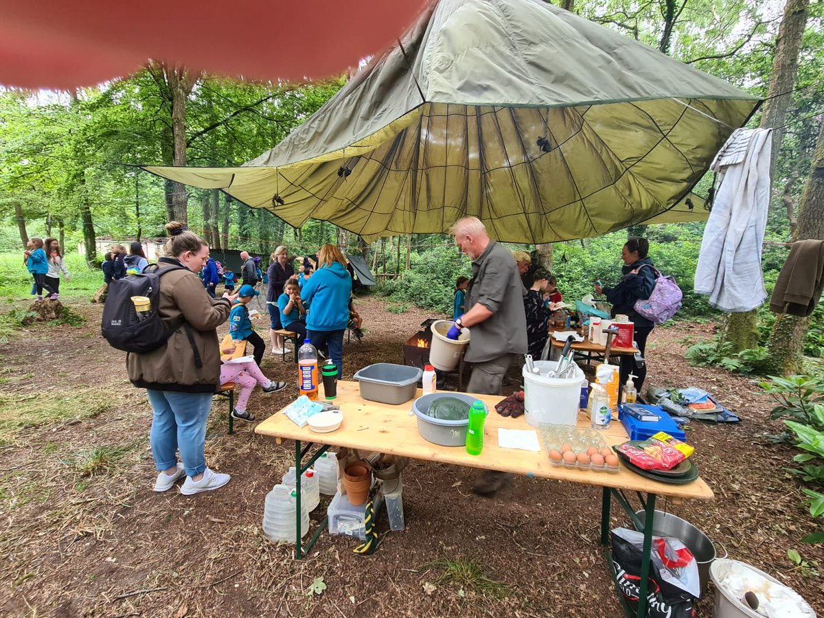 AhmeekJane's tweet photo. Applauding the Bushcraft Zone at #wingding22 excited Beavers #pancakes #hammock #firelighting #Skillsforlife @25thAllerton @MerseysideScout #badgework https://t.co/CzlK2YvGz5