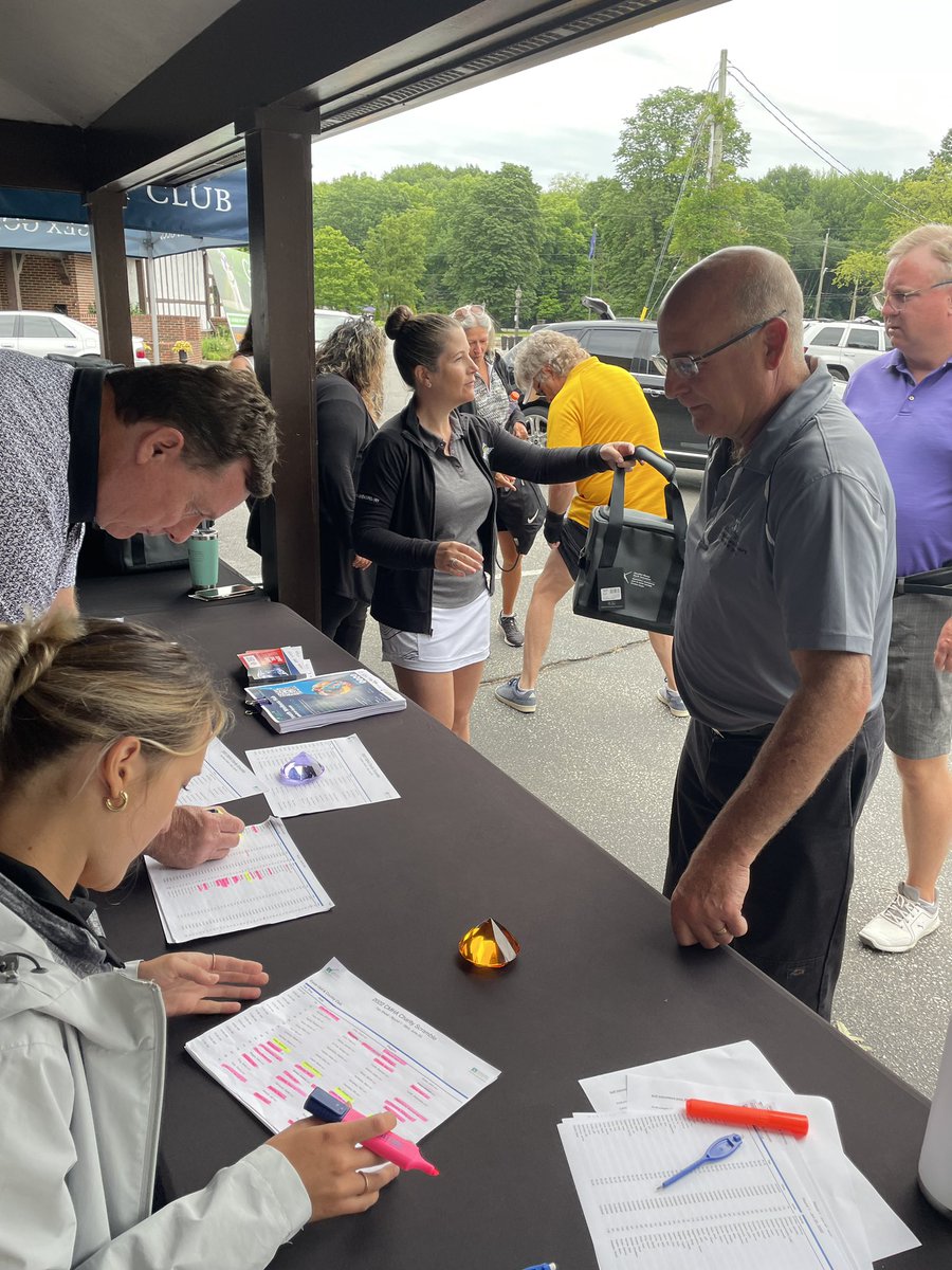 CMHAWECB's tweet photo. Registration in high gear!  

Fuelling up with coffee, donuts, muffins and pizza!

All golfers also get a cooler bag too.  

@TimHortons @antoninospizza_ 

#YQG #golftournament #YQGGolf https://t.co/f8BWBdRZjD