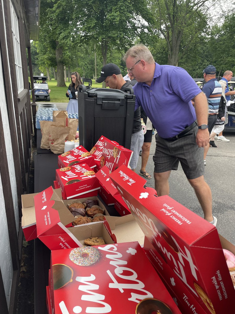 CMHAWECB's tweet photo. Registration in high gear!  

Fuelling up with coffee, donuts, muffins and pizza!

All golfers also get a cooler bag too.  

@TimHortons @antoninospizza_ 

#YQG #golftournament #YQGGolf https://t.co/f8BWBdRZjD