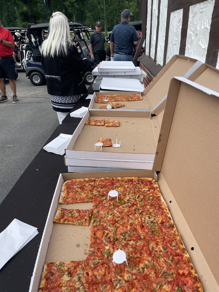 CMHAWECB's tweet photo. Registration in high gear!  

Fuelling up with coffee, donuts, muffins and pizza!

All golfers also get a cooler bag too.  

@TimHortons @antoninospizza_ 

#YQG #golftournament #YQGGolf https://t.co/f8BWBdRZjD