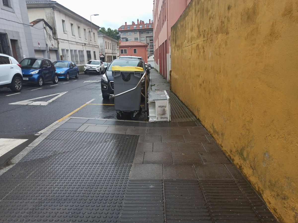 SaFaDenuncia's tweet photo. Frigorífico en calle Río avia, lleva por lo menos 10 días. 
@ConcelloCoruna https://t.co/QjdvXZFX9V