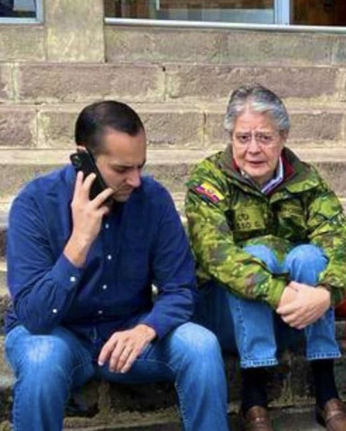 Ladrillazo's tweet photo. No sé ustedes, pero el lenguaje corporal de esta foto me parece terrible. https://t.co/zcyEyh98BQ
