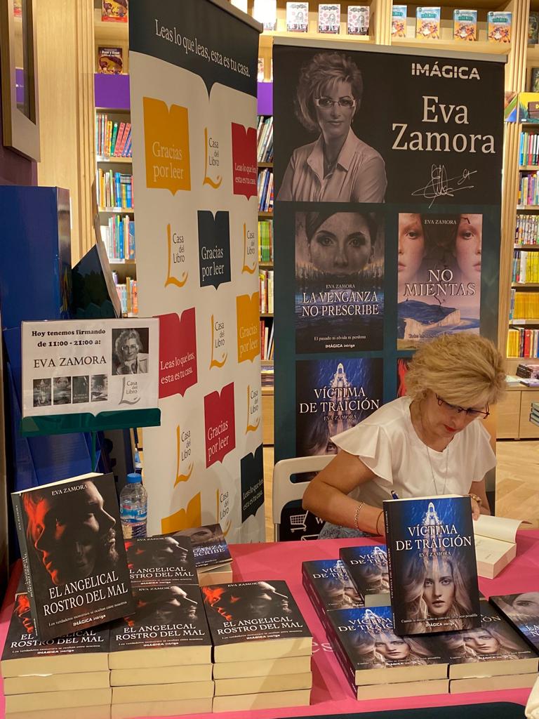 casadellibro's tweet photo. Autoras molonas que alegran nuestras librerías 😀

Gracias @eva_zamora_ por estar con nosotros en Casa del Libro @LaVaguada. https://t.co/JOxwkxqAXH
