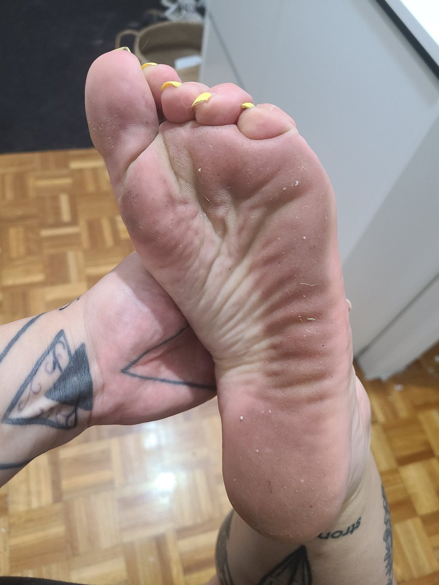 thefootlover01's tweet photo. I love 💕 dirty so much 🥵🥺🤤🥹🔥💕💋😘🙌🙇! This gorgeous @miafeetsies is the best and amazing 🥰. Follow follow @miafeetsies let’s get her 2K and more and serve her by sending 💸💰😈 @RtPiggy79k @rt_feet @FootParadiseRT @Footrubforwomen @dommes_rt https://t.co/RMidSirEG9