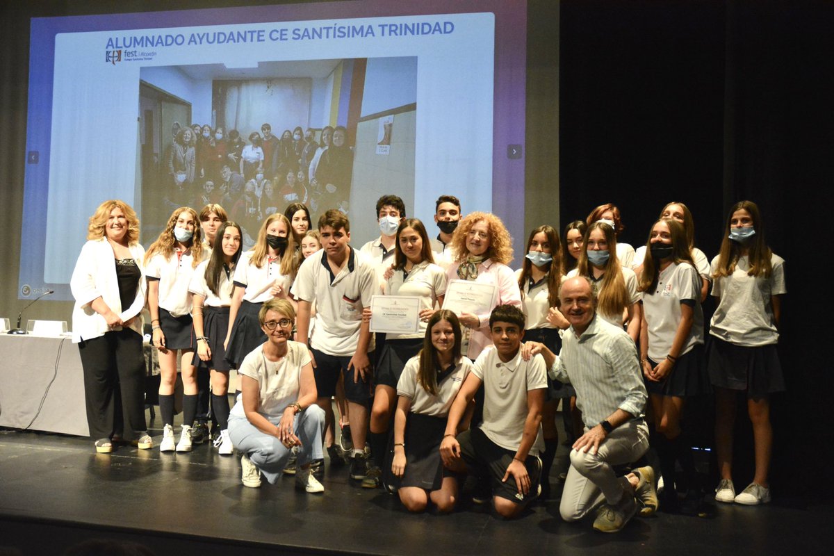 natadeandres's tweet photo. Esta mañana hemos asistido a la entrega de diplomas a los participantes del programa de alumnos ayudantes TICs de colegios e institutos públicos y privados de #Alcorcón. https://t.co/RfAHmPKEXJ