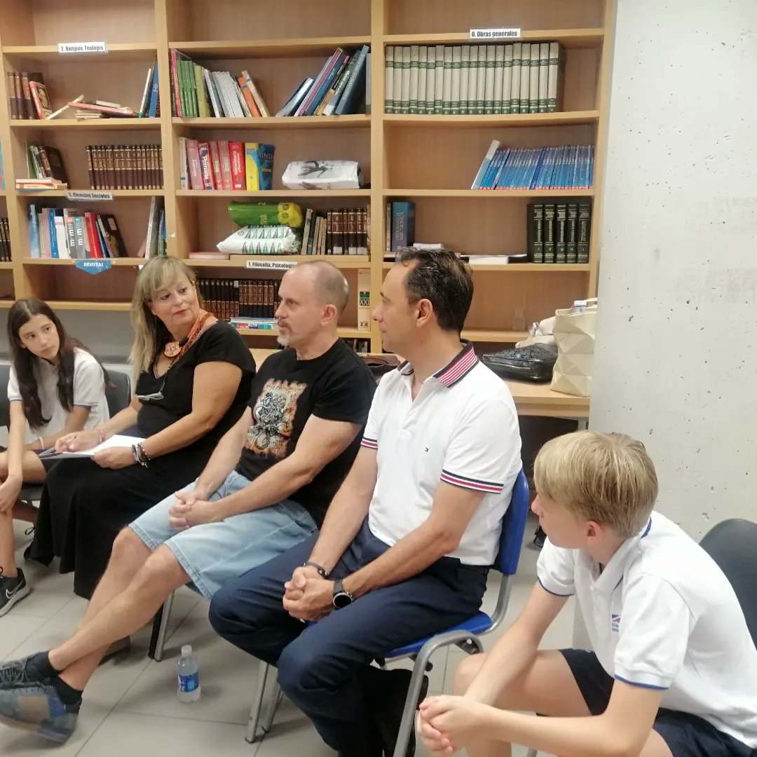 Gracias Ginés Sánchez por venir aClub de Escritura ✍️de nuestro colegio 🏫. Y gracias también por tu buen talante, tus trucos de escritor y las anécdotas con las que nos has inspirado. Estamos deseando que que vengas a hablarnos de 'El Mar Detrás'. ¡Hasta pronto!
<a href="/el_sarvaro/">el sarvaro</a>