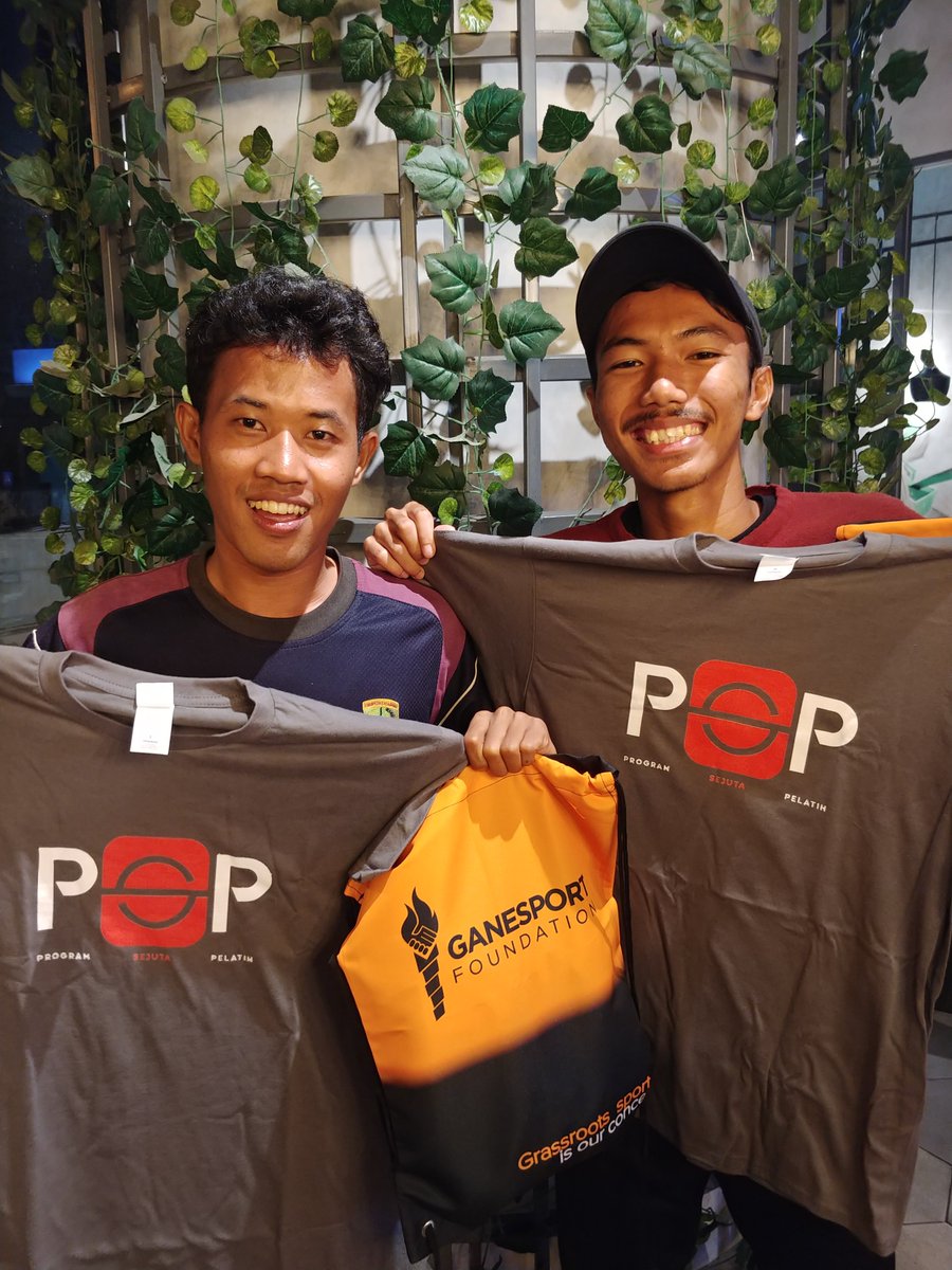 Selamat kepada Dede dan Aryandha dapat beasiswa Program Sejuta Pelatih (PSP). Mereka akan jalani pendidikan kepelatihan sepak bola level 1 setelah melewati kriteria yang kami cari, yaitu salah satunya telah aktif melatih di klubnya masing-masing.