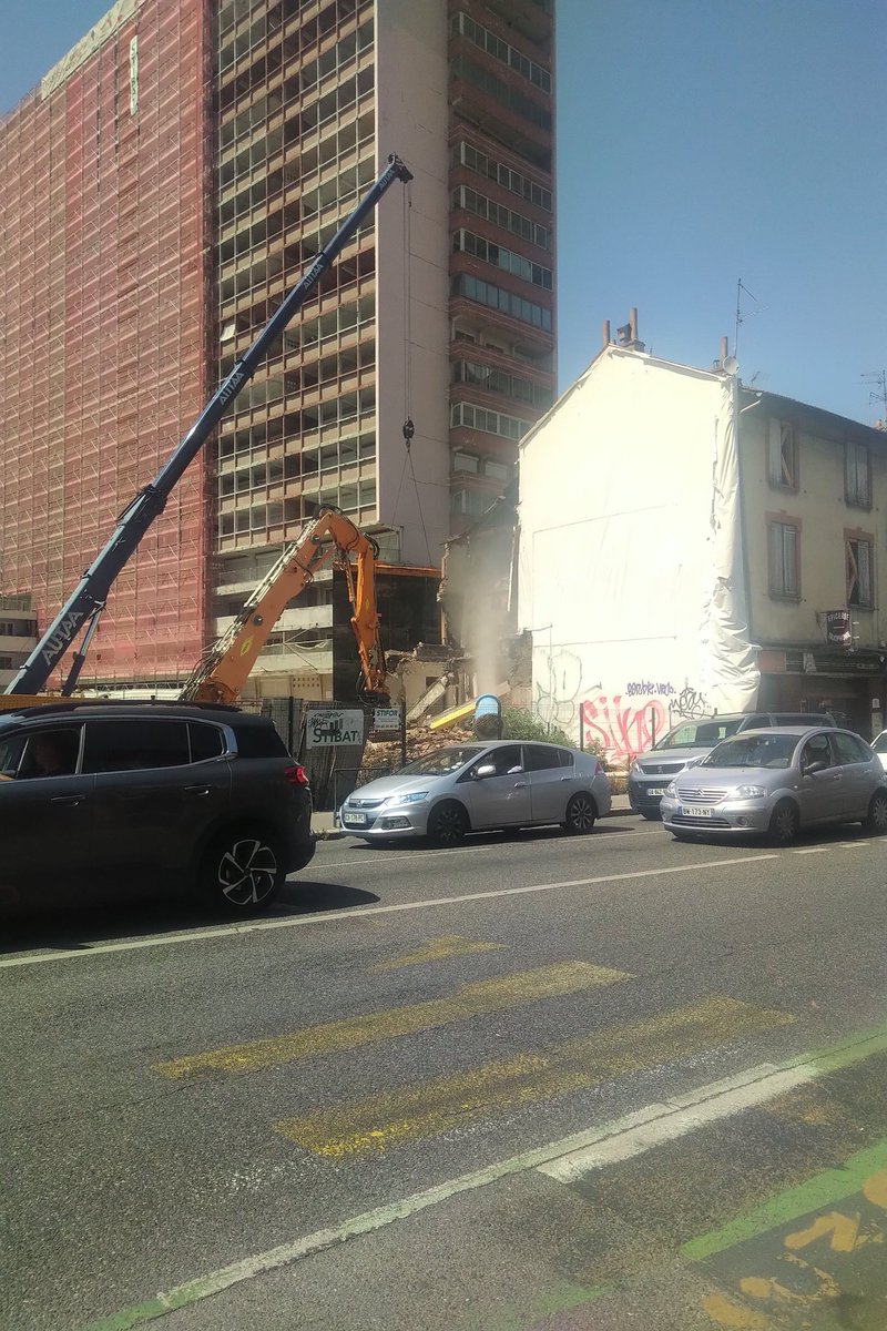 FindeBonnefoy's tweet photo. La démolition reprend son cours sur l'avenue de Lyon. L'immeuble actuellement détruit fait partie de l'histoire funeste du quartier, où deux frères ont péris dans un incendie il y a un peu plus de 7 ans maintenant. https://t.co/t7HGWNLyTi