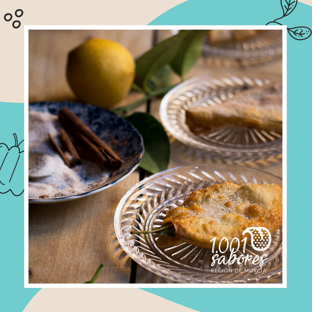 Una hoja de #limonero 🍋 recubierta de una delicada capa de masa de #harina y #huevo, que se enfría para luego espolvorearle por encima #canela y #azúcar 🤤

Así de fácil se prepara el postre más típico de los #1001SaboresRM 👏

#RegióndeMurcia