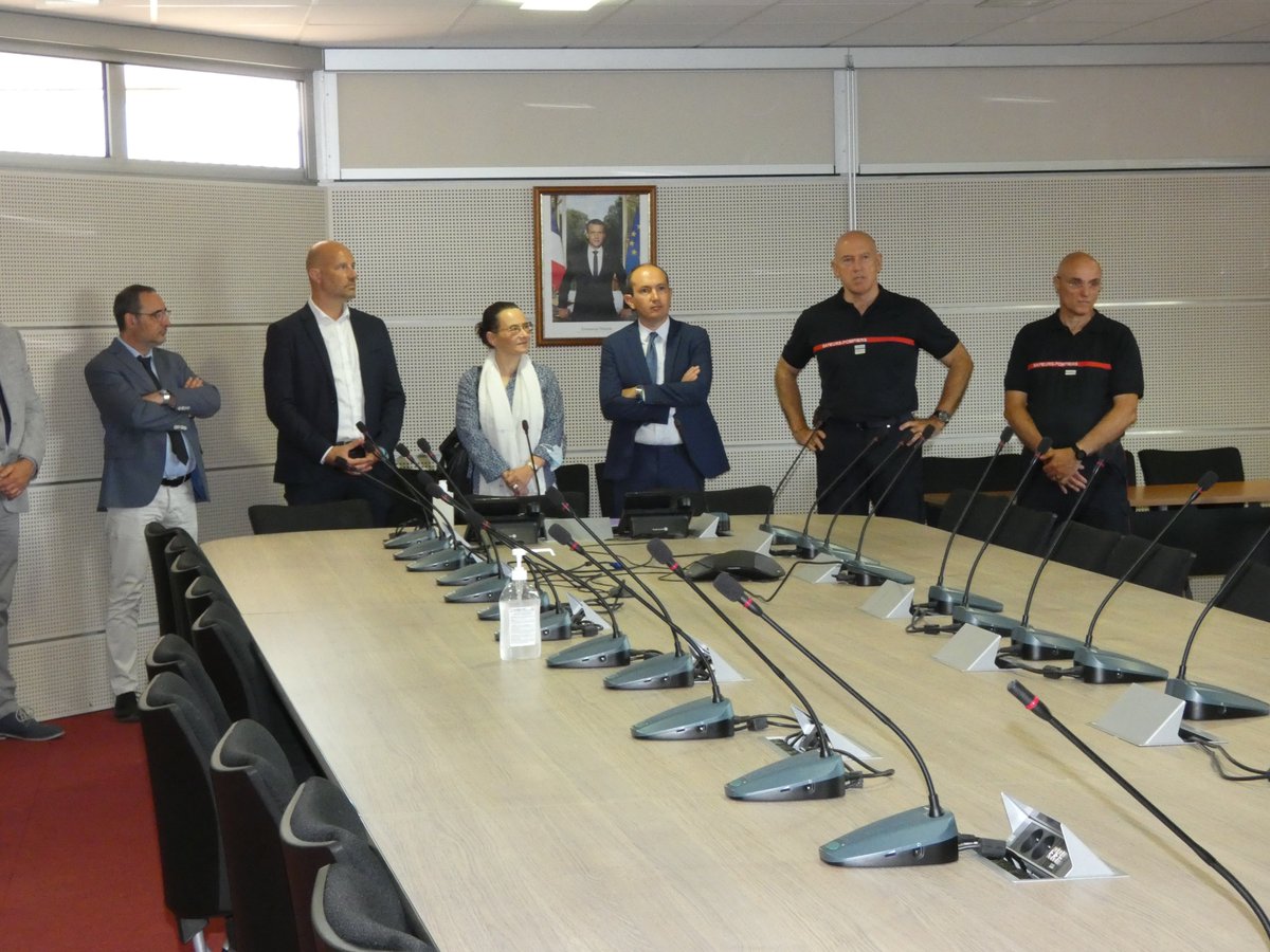 DSDEN_03's tweet photo. Ce matin, @BenmiloudKarim Recteur @acclermont, @claude_riboulet, Pdt @Allierdpt, le Directeur @SDIS_03, le @03_dmd, @CyrilBonnetPro, principal @CollegeYzeure03 en présence Mme PRESTAUX, IA ont signé convention qui met en œuvre Classe de Défense et de Sécurité Globale du collège https://t.co/H9ogu7THfk