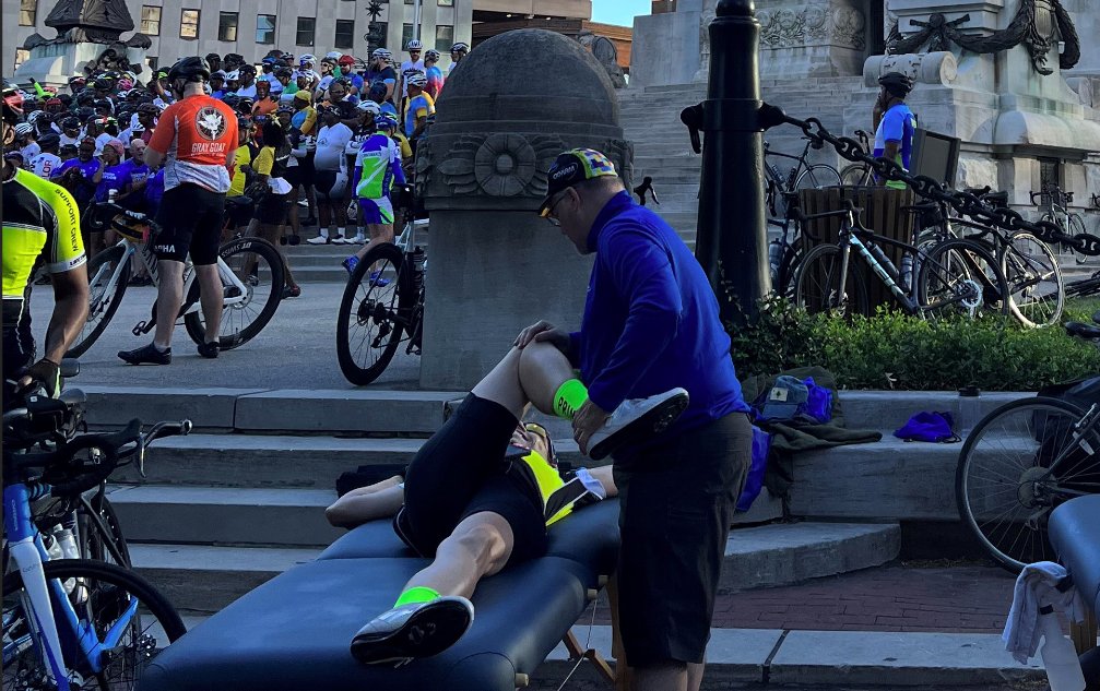 BodyOnePT's tweet photo. #Bodyone was out and about this weekend! Here #DrBrianPease stretches a cyclist at the #MajorTaylorInvitationalRide where tons of two-wheeled riders took to the streets of the #circlecity. We had a great time meeting cyclists & helping keep them limber!
#choosept https://t.co/AMSBFhniVm