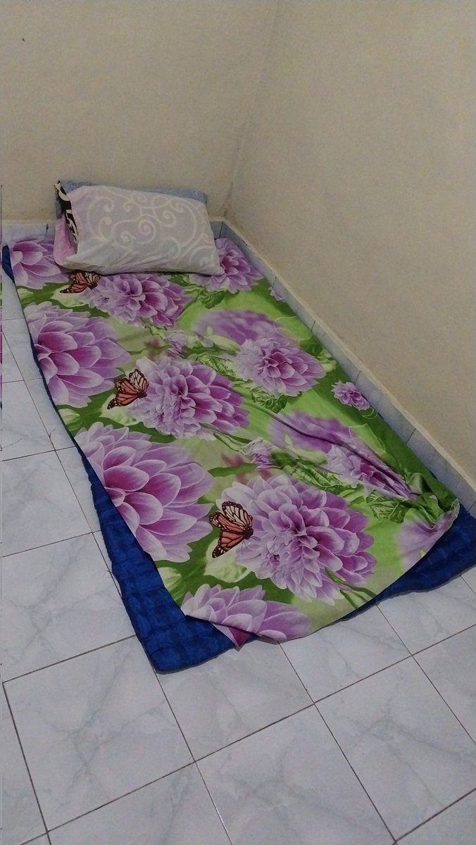 Istri nelp gmana kondisi kamarnya buat tidur disana.
Saya jawab lantang, amaaan.

Sementara begini dulu, sambil tirakat. 
Bawa uangnya benar2 ngepas hanya utk makan sebulan kedepan, tabungan nggojek kemarin2 tk tggl utk istri.
Semoga rejeki lancar dan barokah setelah ini.
Aamiin.