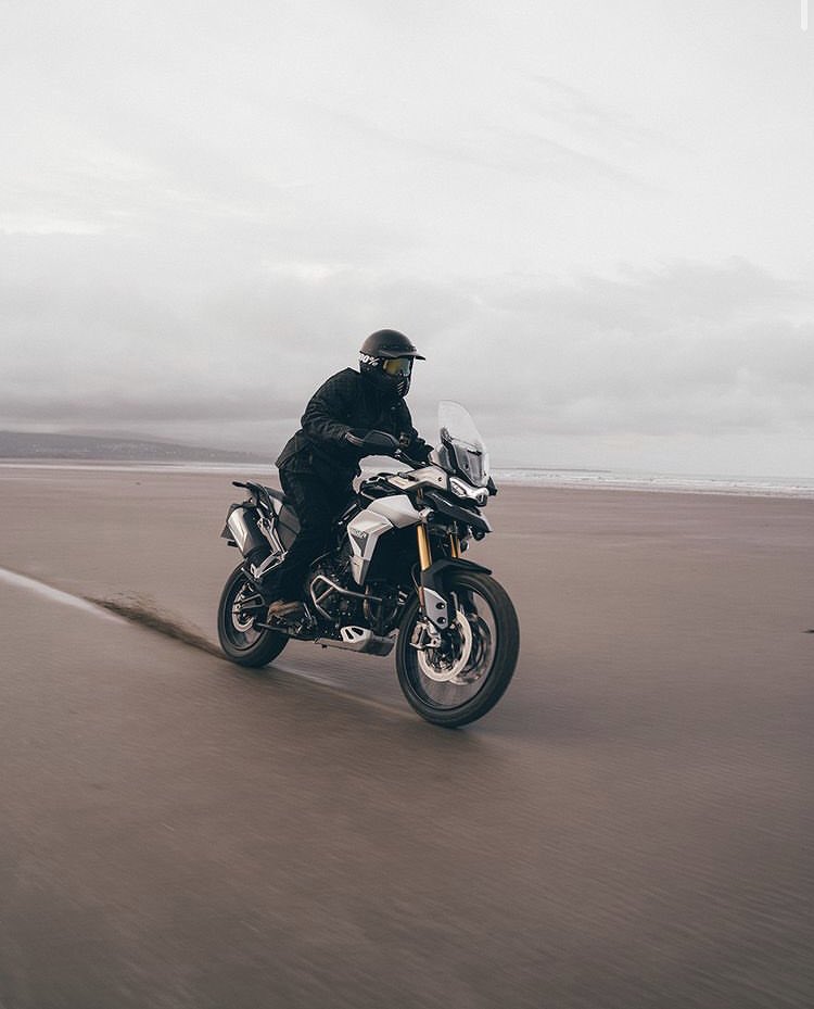 TriumphBMC's tweet photo. Máxima conducción de aventuras todoterreno, que ofrece comodidad en todo tipo de terrenos, sea cual sea el terreno.

Photo credit: @max.hwrd

#ForTheRide #OfficialTriumph #Tiger900RallyPro https://t.co/44U6c0KBIL