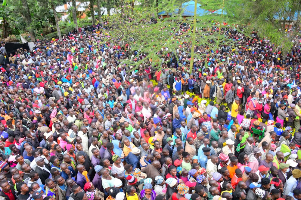 MaangiJoash's tweet photo. With Hon. Sylvanus Osoro, Hon. Teresa Oroo, Hon. Okeng'o Nyambane among many other Kenya Kwanza leaders when we joined over 15,000 people at Hon. Ezekiel Machogu's Gesusu residence for the Nyaribari Declaration. 

#ChamaNiUDA 

#KenyaKwanza https://t.co/2DTvs1lko9