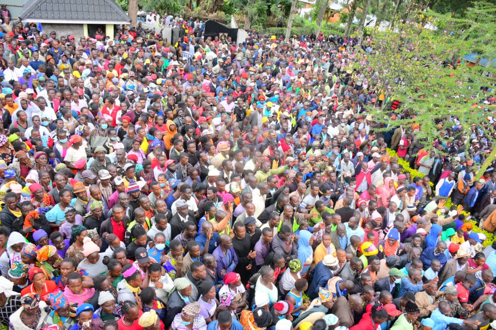 MaangiJoash's tweet photo. With Hon. Sylvanus Osoro, Hon. Teresa Oroo, Hon. Okeng'o Nyambane among many other Kenya Kwanza leaders when we joined over 15,000 people at Hon. Ezekiel Machogu's Gesusu residence for the Nyaribari Declaration. 

#ChamaNiUDA 

#KenyaKwanza https://t.co/2DTvs1lko9