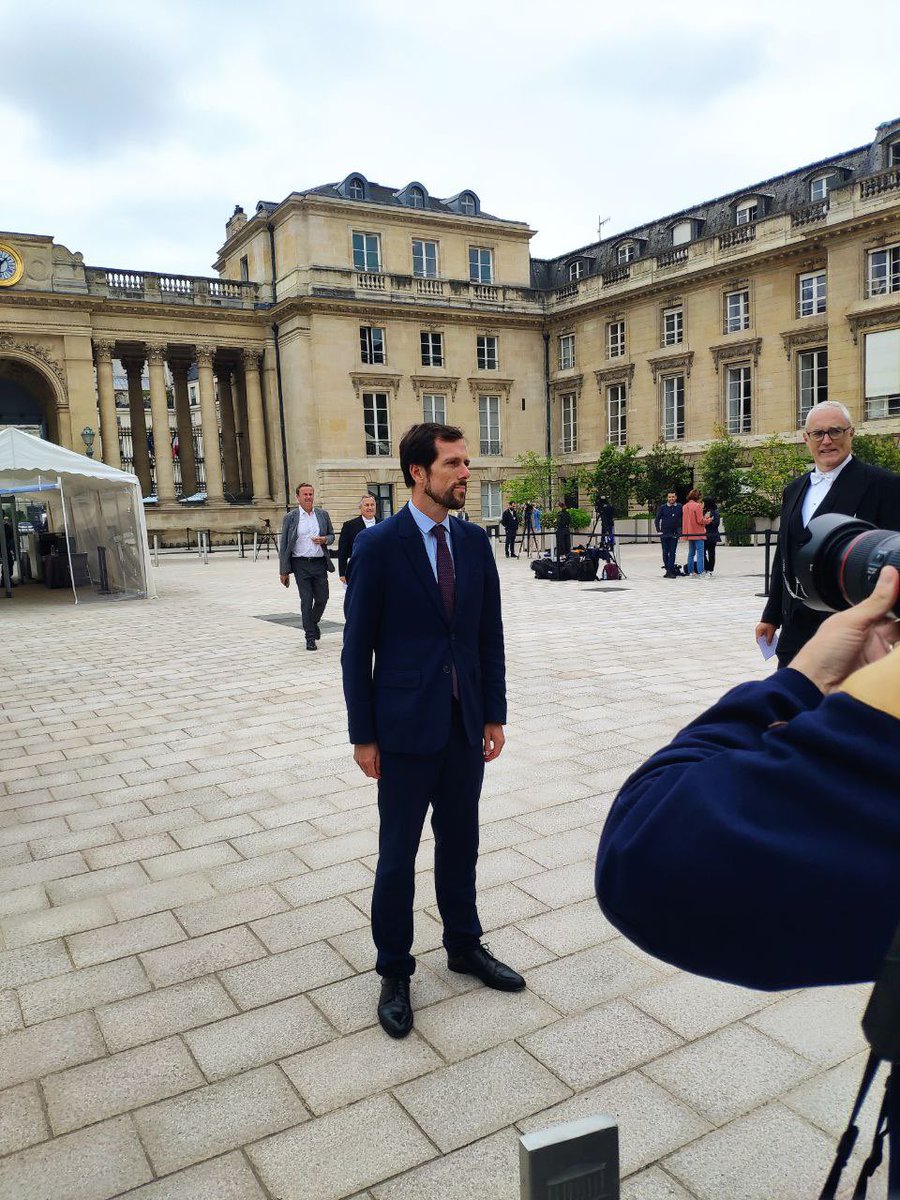 MathieuMlefevre's tweet photo. Premiers pas à l’@AssembleeNat. Intense émotion mais surtout beaucoup d’humilité devant la tâche qui nous attend. Au travail au service de la #circo9405 et de l’intérêt général. Nous n’avons pas une minute à perdre. https://t.co/jm8jbZtxjG