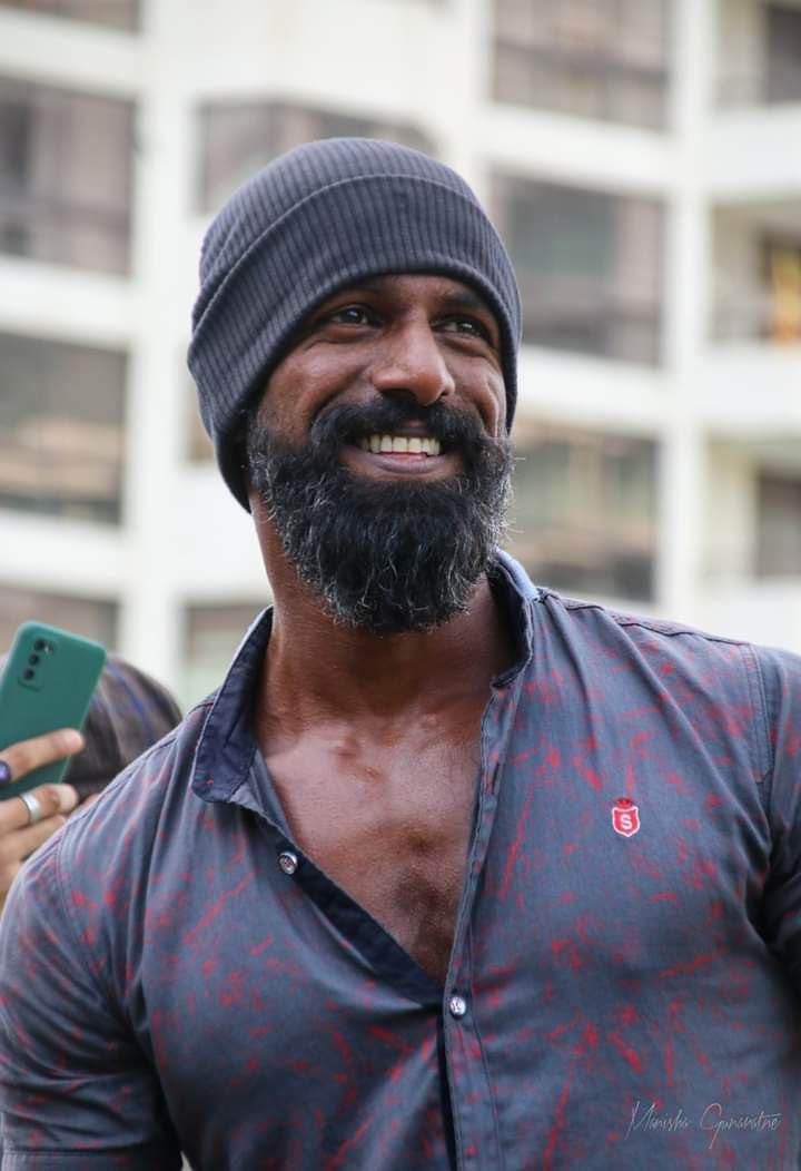anuruddha_lka's tweet photo. Amal Salinda, who was an active protestor of GGG have been taken away by the police without any warrent or reason. He is yet to be located.
We totally condemn  the supresssion by Rajapakshe regime towards the peacefull protestors . #GoHomeRajapakshas #ReleaseAmal https://t.co/iLxH750gqH