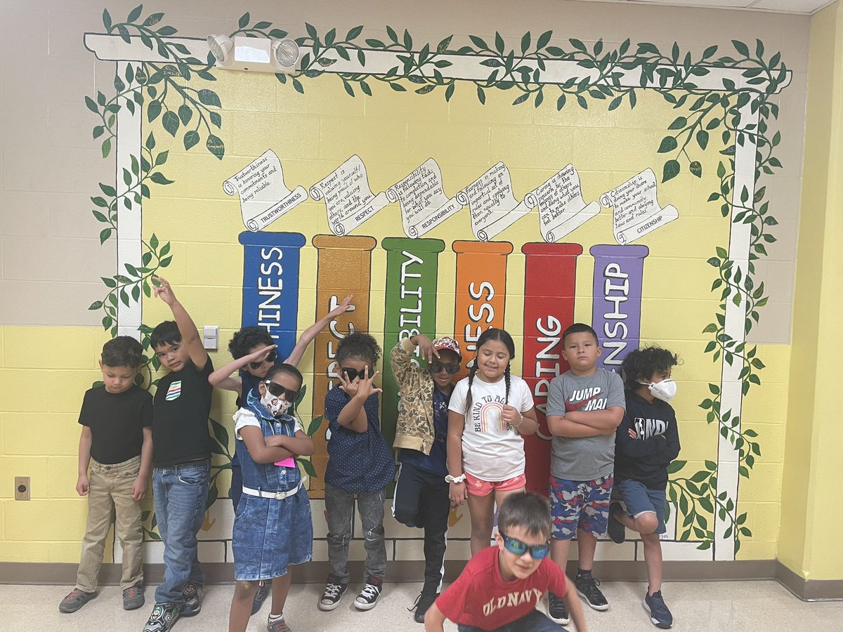 Ms_Neals_class's tweet image. Cool kids on sunglasses day! @mbarboox @ashleyhann5th