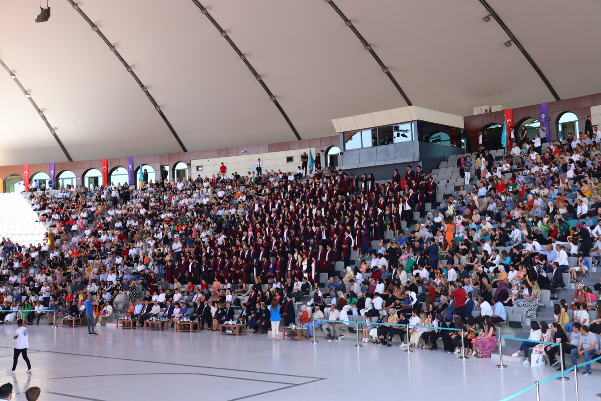 HKÜ Mezuniyet Törenleri, tüm heyecanı ve coşkusuyla devam ediyor 🎓👏

Meslek yeminleri ile tüm katılımcıları duygulandıran yeni mezun hukukçular, diplomalarını alıyor. 

#hkunv #HKÜ2022