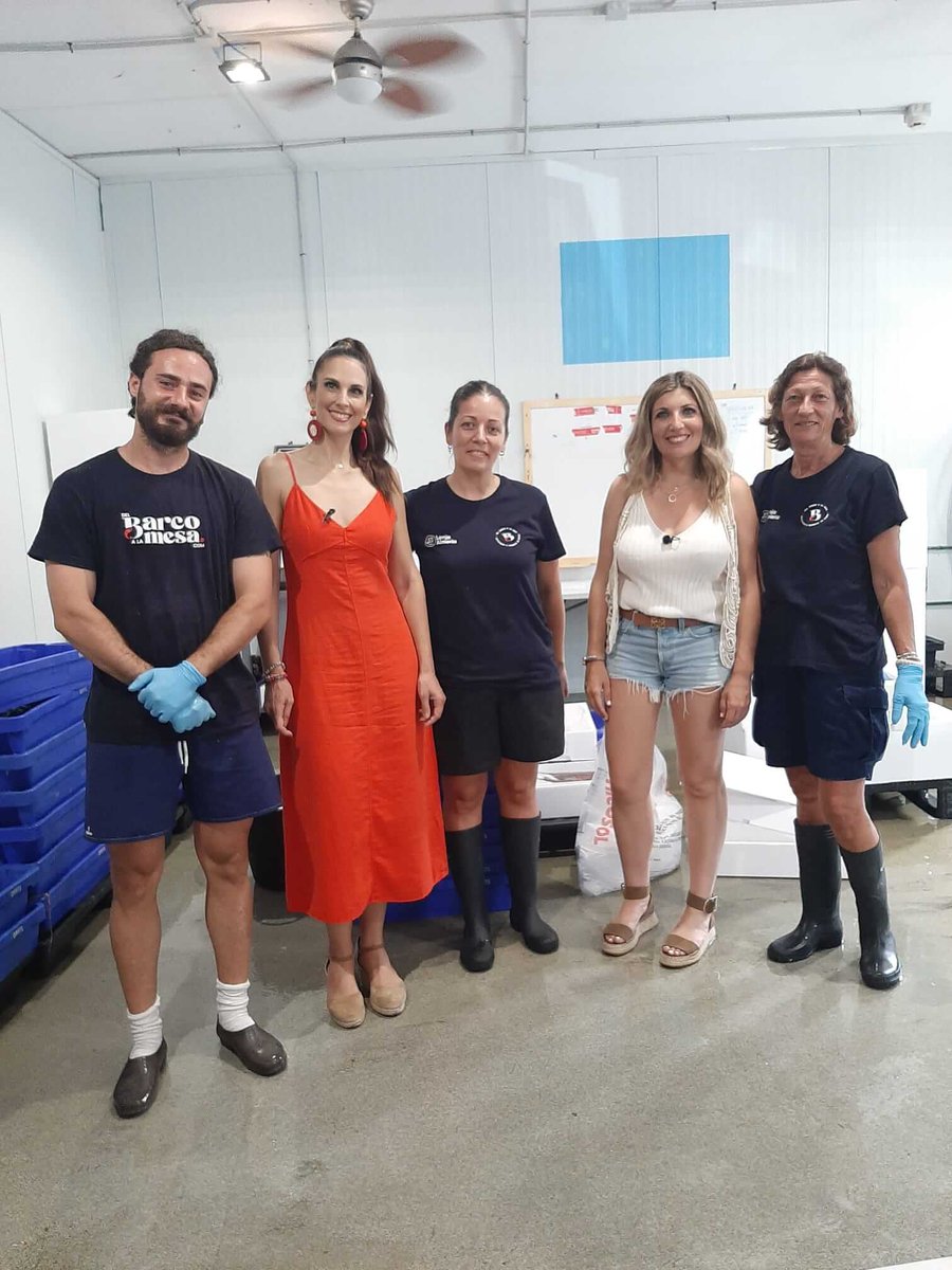 Mar Villalobos de @aquilatierra y <a href="/NURIA_FERGO/">Nuria Fergó</a>  visitan el puerto de Almería y disfrutamos de sus magníficas capturas. Tras el paseo, prepararon un pedido Delbarcoalamesa.com para entregarlo al chef  @tonygarciaeg