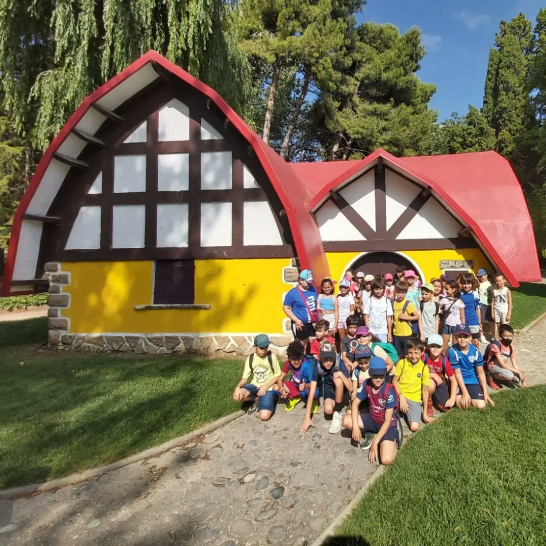 salesianosHUESC's tweet photo. 2EP recorren el parque Miguel Servet 🌳🌲de la ciudad descubriendo los lugares más importantes y las curiosidades que se esconden en ellos.🙂
#educacionprimaria
#parquesconencanto https://t.co/lGISs5aB3b