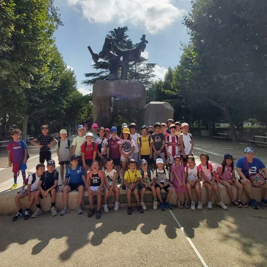 salesianosHUESC's tweet photo. 2EP recorren el parque Miguel Servet 🌳🌲de la ciudad descubriendo los lugares más importantes y las curiosidades que se esconden en ellos.🙂
#educacionprimaria
#parquesconencanto https://t.co/lGISs5aB3b