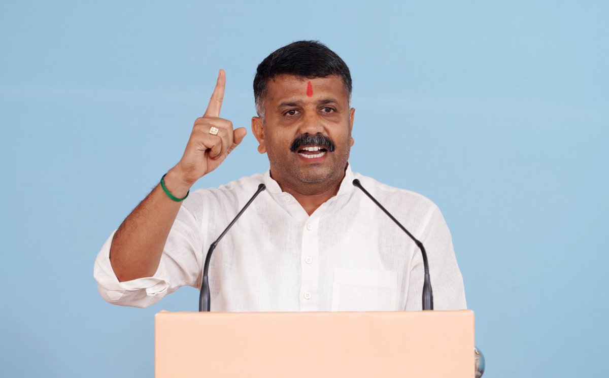 HJSKarnataka's tweet photo. Every Hindu should take an oath to protect cows !
– Shri. Raghavendra DS, Founding Chairman, Swarnabhumi Goshala, Bengaluru, Karnataka
Read More :
https://t.co/jTySUMheSX
Video : https://t.co/MpxCEHhzyI
#SaveDesiCows
#Goraksha #SaveIndianCows
#10th_Hindu_Adhiveshan_Goa https://t.co/ThKxr558iN