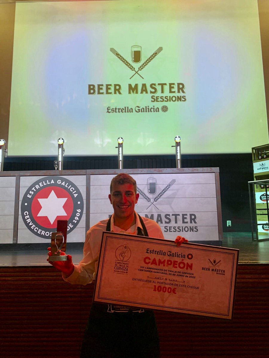labodeguillascq's tweet photo. A ledicia, nunha foto. Hoxe temos que felicitar a un dos nosos 🤩 👇
Iván Cancela entrou na Bodeguilla de Santa Marta fai pouco máis dun ano e xa acaba de proclamarse campión do Beer Master Sessions, organizado por Estrella Galicia
#BodeguillaSCQ #BeerMasterSessions #BeerMaster https://t.co/x4USexOfNh