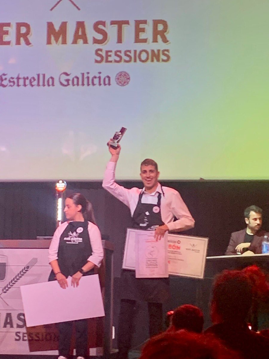 labodeguillascq's tweet photo. A ledicia, nunha foto. Hoxe temos que felicitar a un dos nosos 🤩 👇
Iván Cancela entrou na Bodeguilla de Santa Marta fai pouco máis dun ano e xa acaba de proclamarse campión do Beer Master Sessions, organizado por Estrella Galicia
#BodeguillaSCQ #BeerMasterSessions #BeerMaster https://t.co/x4USexOfNh