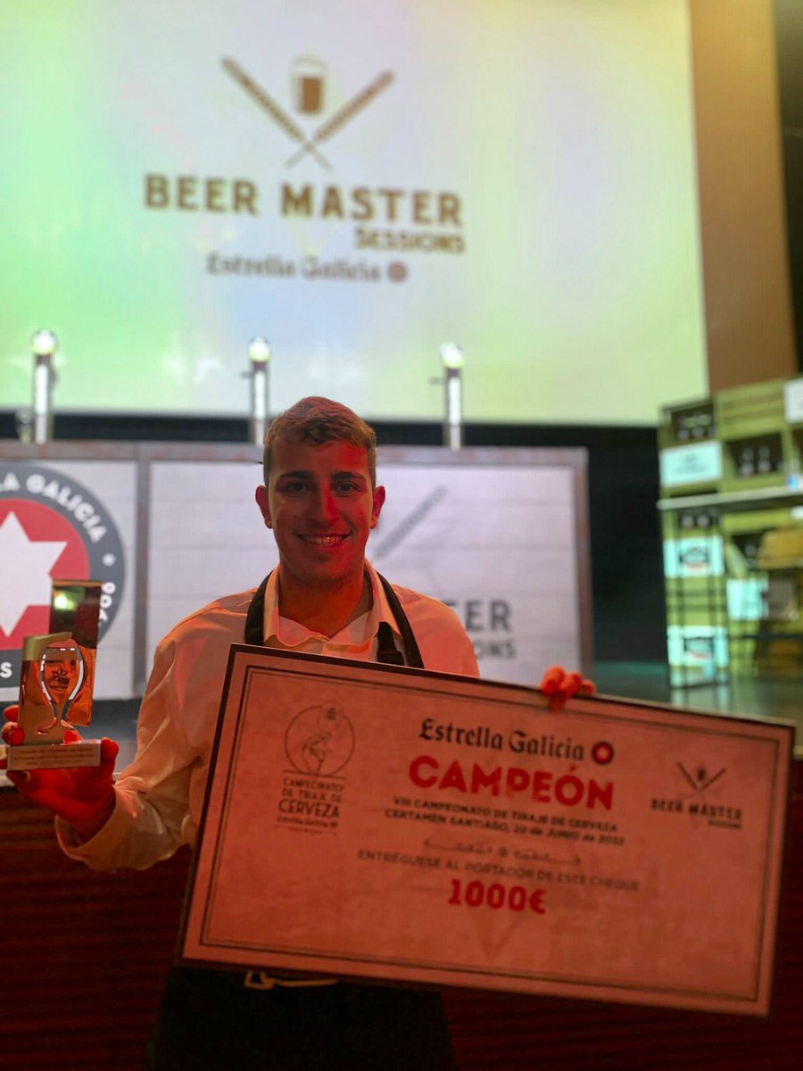 labodeguillascq's tweet photo. A ledicia, nunha foto. Hoxe temos que felicitar a un dos nosos 🤩 👇
Iván Cancela entrou na Bodeguilla de Santa Marta fai pouco máis dun ano e xa acaba de proclamarse campión do Beer Master Sessions, organizado por Estrella Galicia
#BodeguillaSCQ #BeerMasterSessions #BeerMaster https://t.co/x4USexOfNh