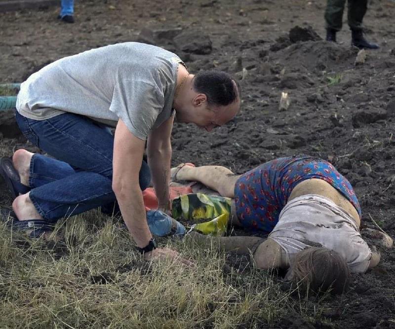 UkraineStand's tweet photo. Un homme pleure sur le corps de sa compagne. Elle a été blessée lors du bombardement du district de #Kalininskyi à #Donetsk le 9 juin 2022. C'est l'enfer que vivent les #Ukrainiens chaque jour.
#StandWithUkraine #UkraineInEurope 🌻🇺🇦🇪🇺 #Ukraine
Photo : Alexei Alexandrov https://t.co/nZeD21ePPy