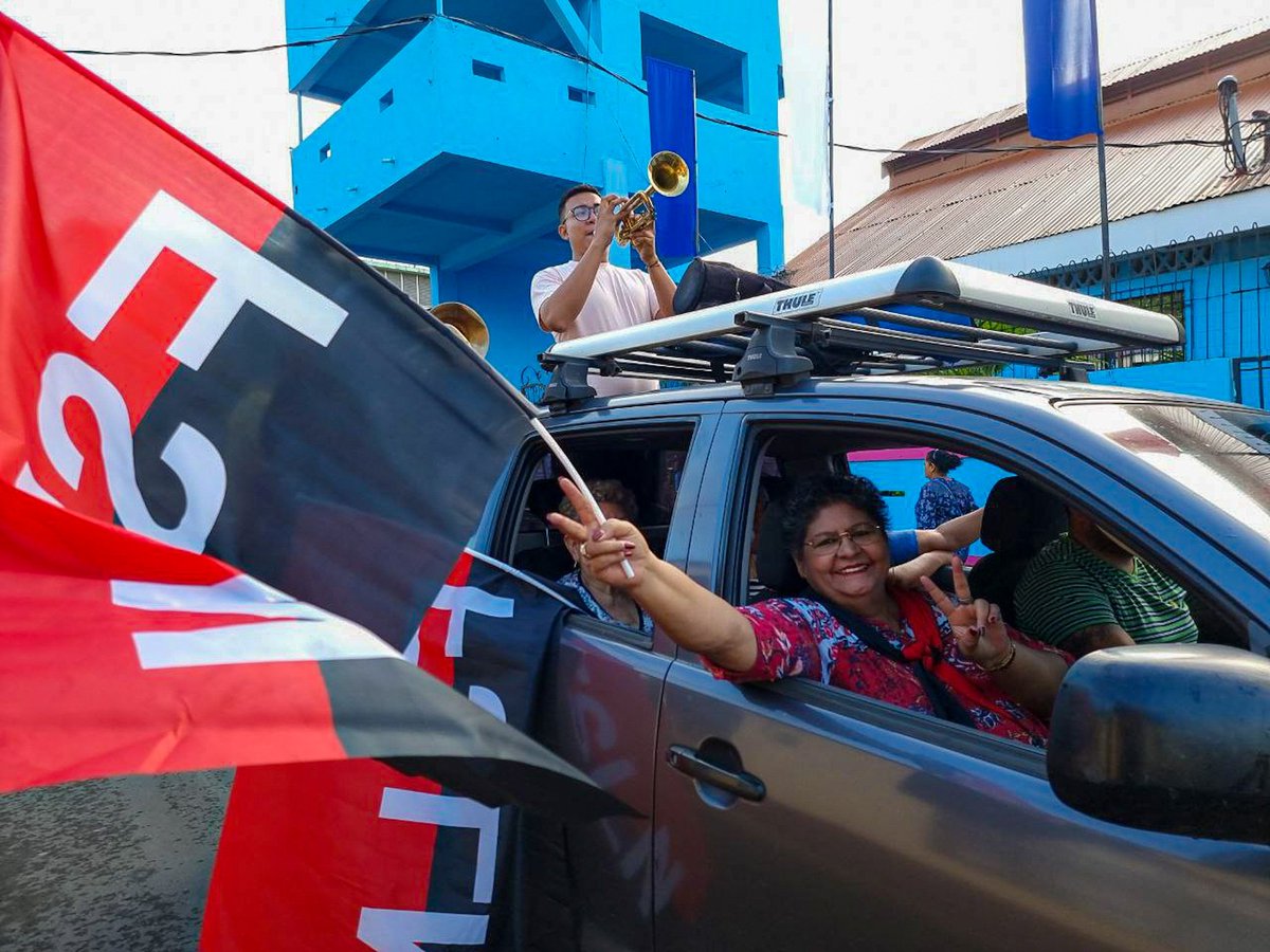 Desde muy temprano, con Alegría, algarabía y compromiso conmemoramos el 43/19 de la Liberación de nuestro León Primera Capital de la Revolución, seguimos en rutas de victorias en paz y tranquilidad
#4319FuerzaDeVictorias 
#LeonRevolucion 
#SiproesUnanLeon