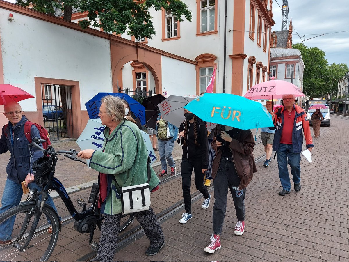 #Weltfluechtlingstag #SchutzfuerAlle. In #Mainz demonstrieren wir für eine humane Flüchtlingspolitik ohne Rassismus und für ein Ende der Ungleichbehandlung von Geflüchteten. Jetzt beim Mainzer Bürgermeister und gleich geht's weiter zu @Vielfalt_RLP