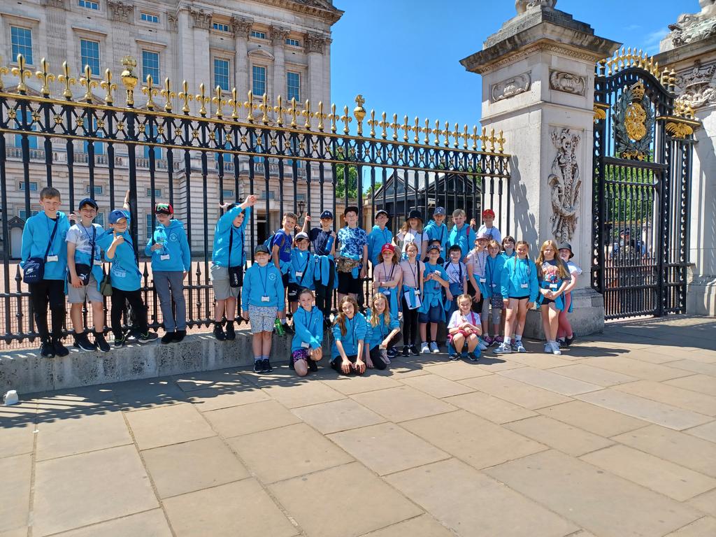 MrsPye2's tweet photo. @FrodManor Enjoying some time at Buckingham Palace. https://t.co/bFCWXFkC7l