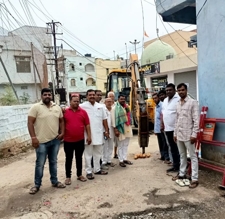 BohiniDarshan's tweet photo. Today I inaugurated new VDCC road near Sona Hotel, #Ziaguda. I stand committed towards the development of Ziaguda division🚩

@bandisanjay_bjp @BJP4Telangana @Arvindharmapuri https://t.co/4GQYAi09ut