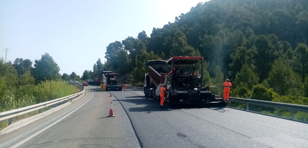 territoricat's tweet photo. 📢 Finalitzem les obres del pla de ferms sostenibles a la C-12, entre Xerta i Rasquera
🟢 Millorem un tram de 20 quilòmetres de l’Eix de l’Ebre amb una inversió de prop d’1’5 milions d'euros
🟢 En els treballs estalviem 90,5 tones de CO2. https://t.co/2GAD8PBMsT
