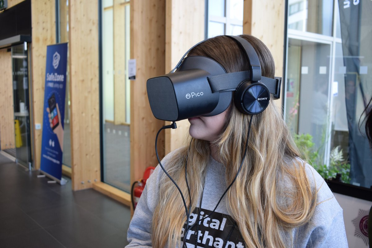 Digi_Northants's tweet photo. 🎩 Hats off (and headsets on) to everyone who got involved in the many #VR experiences at #MergedFutures4 on Friday

📸 @LucyCox46 @explawrence @vrtherapiesltd @kardisom @simoncox73 https://t.co/rqigUOtywG