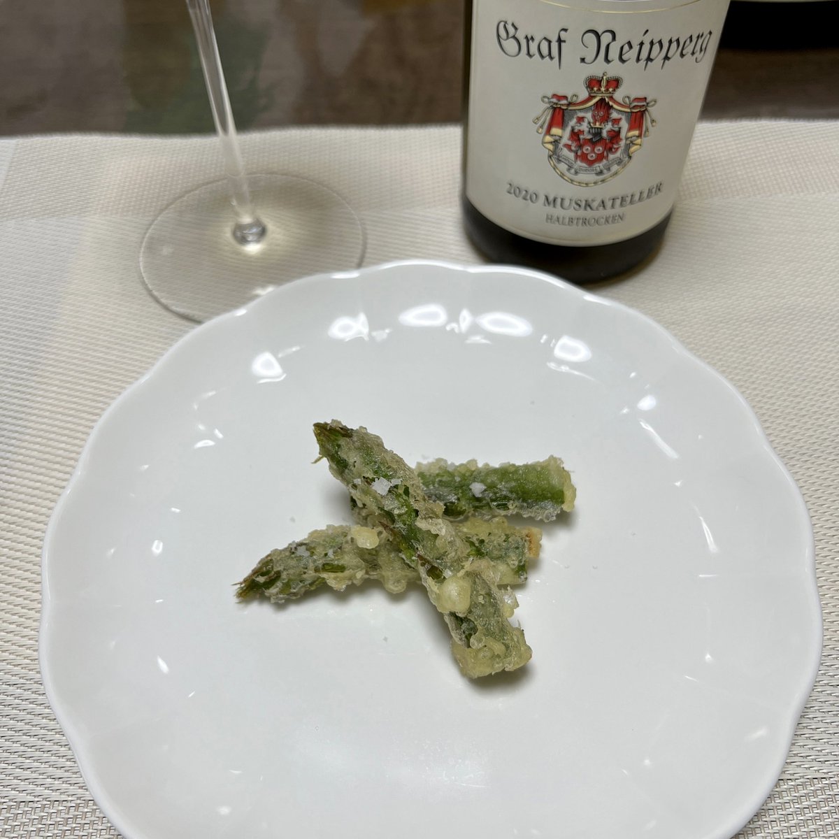 wine_rouken's tweet photo. 今夜は天ぷら。
ナイペルグのムスカテラーのハルプトロッケンがグリーンアスパラガスの天ぷらによく合うんですよ。
#銀座ワイナックス
#ムスカテラー
#ナイペルグ
#Neipperg
#WeingutGrafNeipperg
#ドイツワイン
#天ぷら
#おうちごはん https://t.co/56fmi9f1qZ