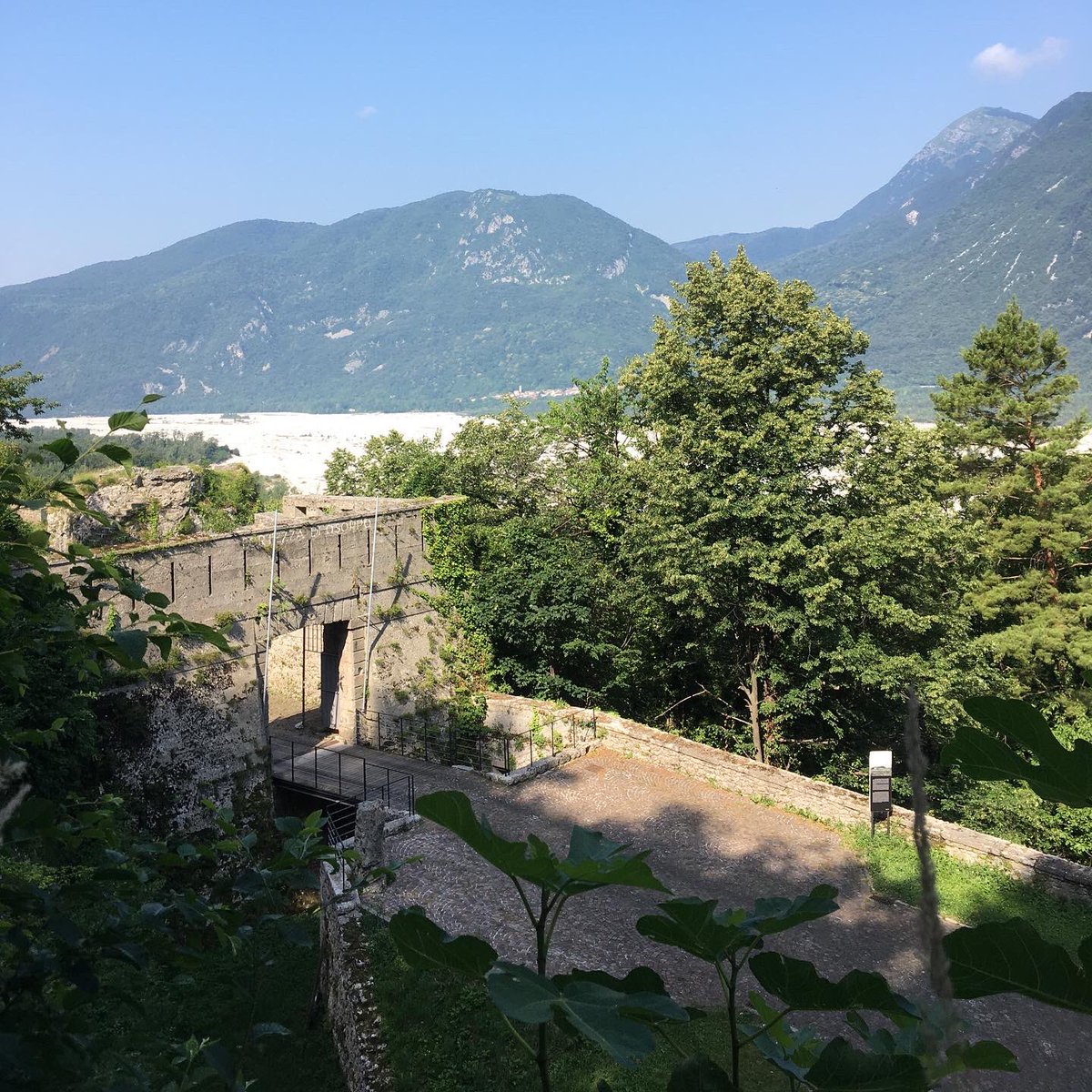 elefeli975's tweet photo. Ieri camminata al forte di Osoppo. 

#fvg #walking #igersfvg #storia https://t.co/PL4Z0f5SnT