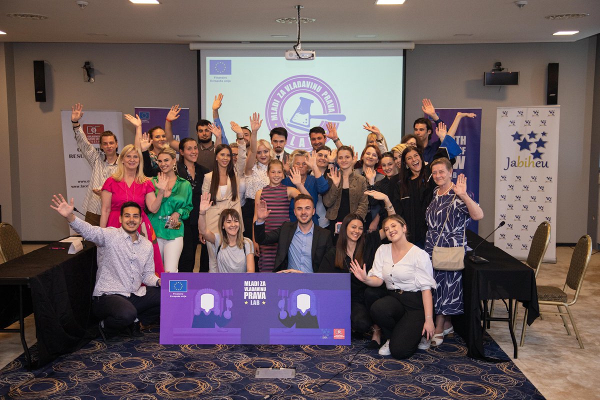 NGOjabiheu's tweet photo. Saradnja mladih i pravosudnih institucija je od velikog značaja, čemu svjedoči projekat #MladiZavladavinuPravalab, kojeg finansira @eubih 🇪🇺, a implementiraju udruženje #JaBiHEU i #ORCTuzla. 
Mladi iz cijele 🇧🇦 su se, nakon dva polufinala, okupili na finalnom suđenju u Sarajevu https://t.co/ecRMlR8fku