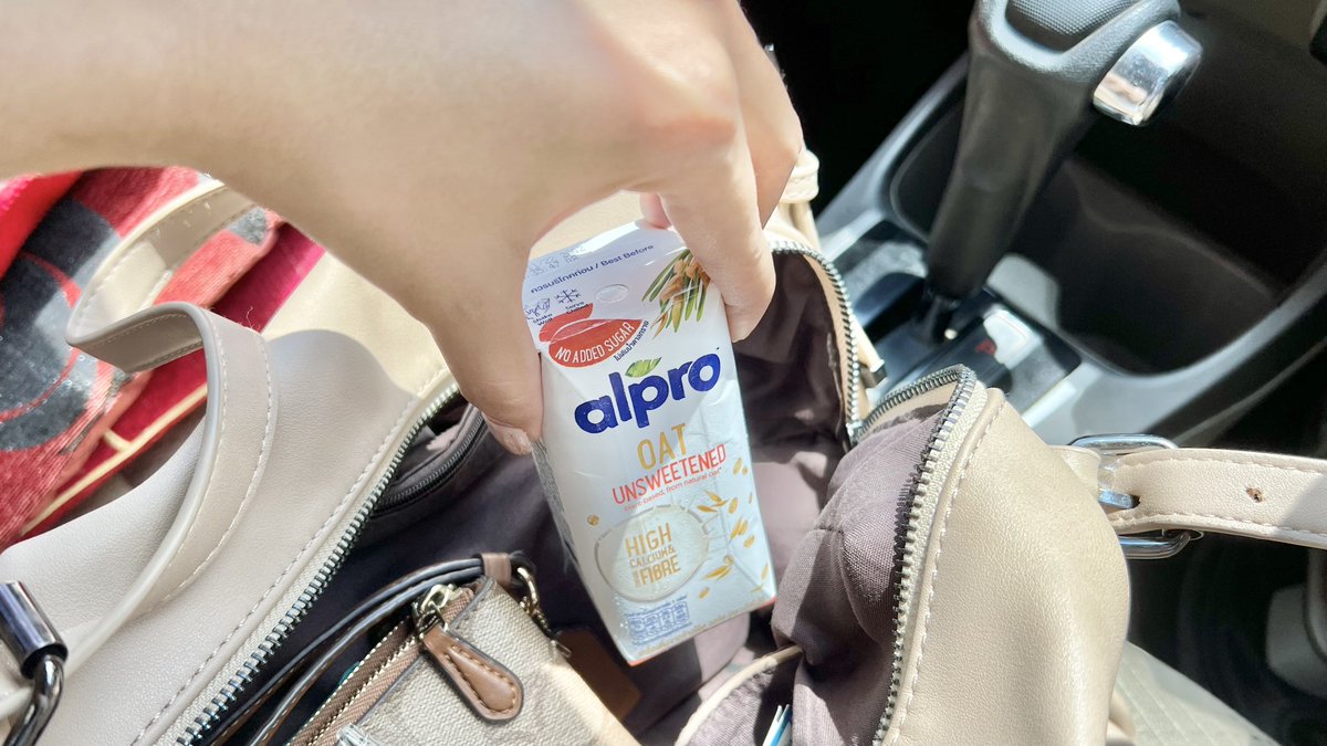 plengssp's tweet photo. ช่วงนี้หัวหมุนสุดๆ ต้องขับรถทั้งวัน🚗 บางทีหิวอีก ได้นมข้าวโอ๊ต Alpro ช่วยไว้หลายทีละ พกติดกระเป๋าไว้เลย หยิบกินสะดวก หอม อร่อย แคลเซียมสูง มีใยอาหาร อยู่ท้องมาก แถมเฮลตี้สุดๆ🏃🏻♀️ #AlproTH #AlproOat #ใครไม่โปรอัลโปร https://t.co/fYCLtoPZZ9