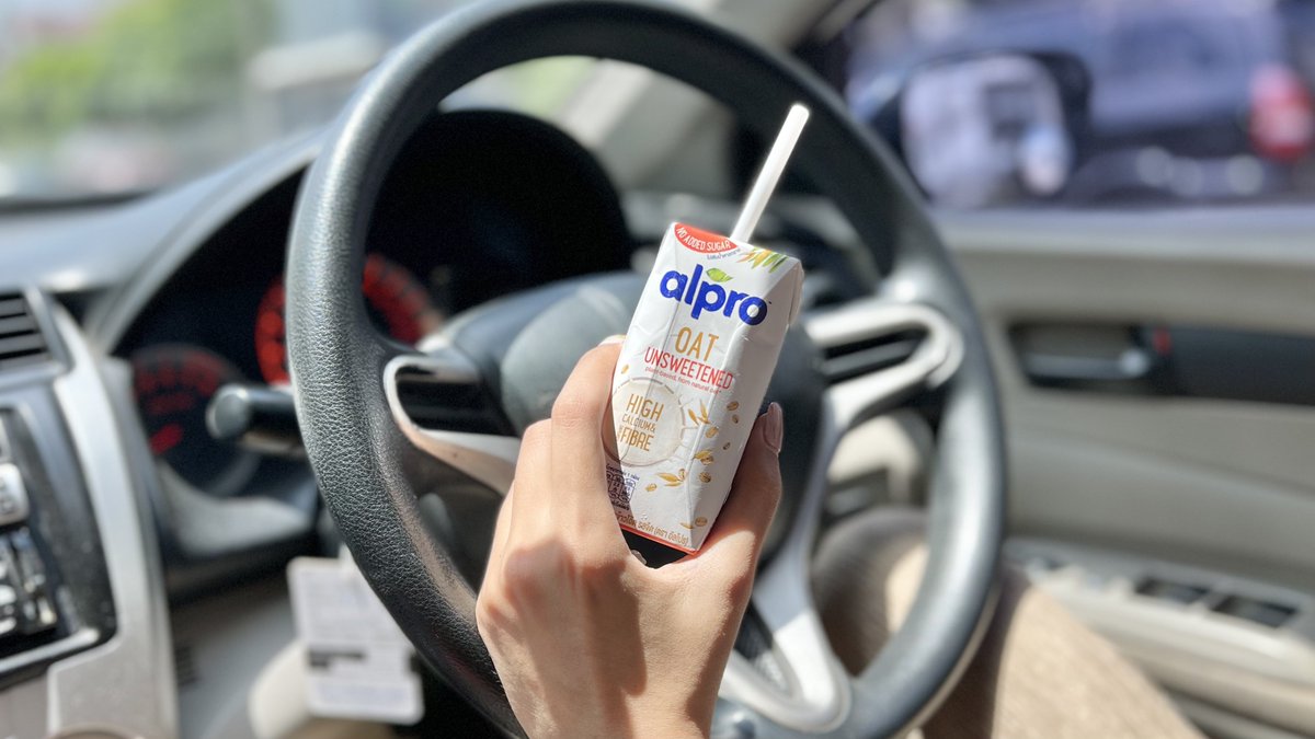 plengssp's tweet photo. ช่วงนี้หัวหมุนสุดๆ ต้องขับรถทั้งวัน🚗 บางทีหิวอีก ได้นมข้าวโอ๊ต Alpro ช่วยไว้หลายทีละ พกติดกระเป๋าไว้เลย หยิบกินสะดวก หอม อร่อย แคลเซียมสูง มีใยอาหาร อยู่ท้องมาก แถมเฮลตี้สุดๆ🏃🏻♀️ #AlproTH #AlproOat #ใครไม่โปรอัลโปร https://t.co/fYCLtoPZZ9