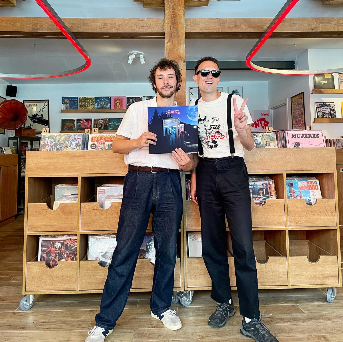 🎶🎶🎶🎶🎶🎶🎶🎶🎶

Empezamos la semana con notición....

THE PARROTS estarán, este jueves 23, en Marilians firmando "DOS", su nuevo álbum 💙💙

Firma de discos - 19:00 ✍️

Hazte con tu copia en tienda y en tienda.MARILIANS.com 🌐