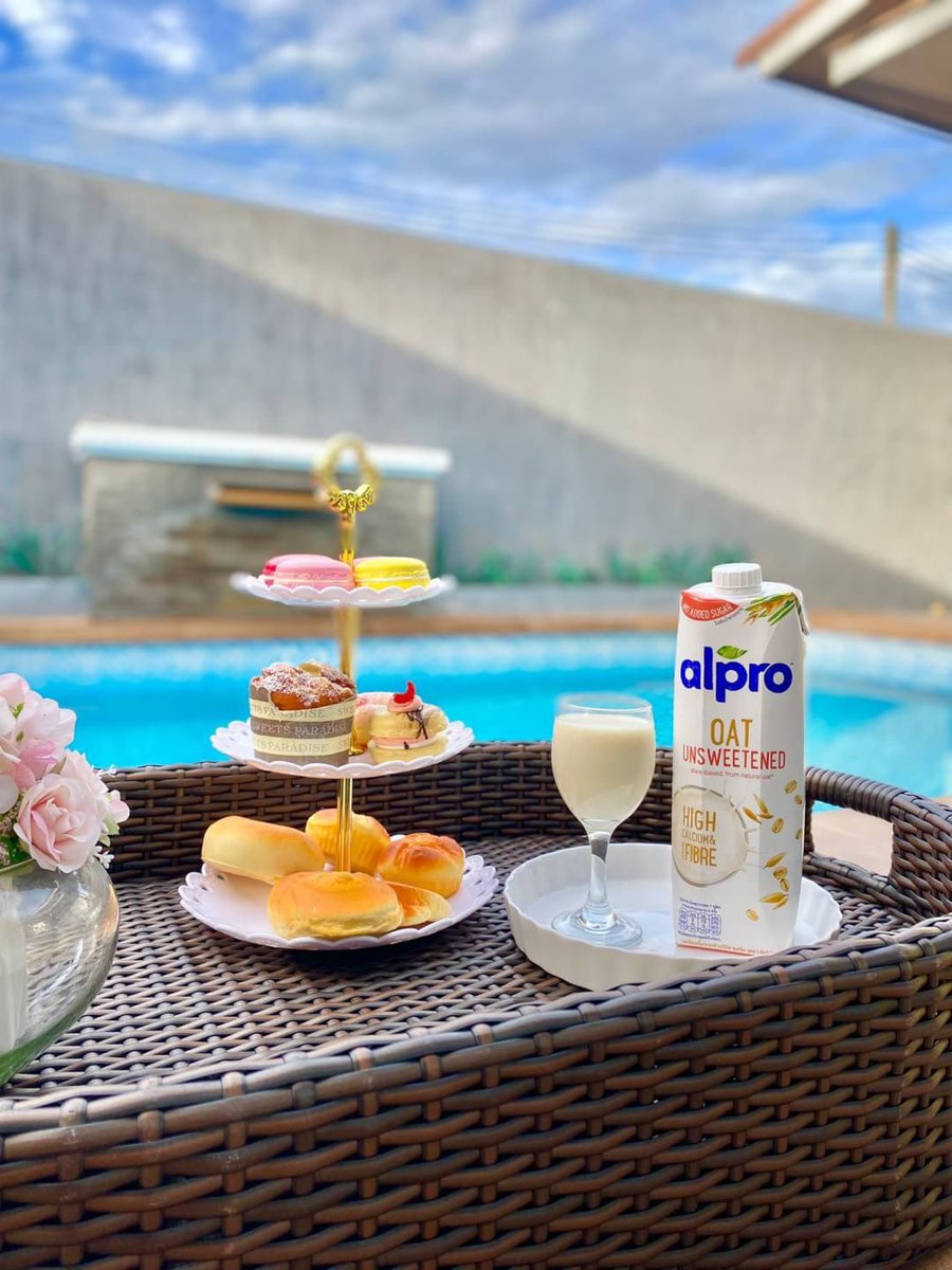 Eauntphapea's tweet photo. Alpro นมข้าวโอ๊ตตัวนี้แนะนำเลย เช้าๆดื่มรองท้อง ช่วยเติมพลังงาน มีใยอาหารและแคลเซียมสูง ไขมันต่ำไม่มีคอเลสเตอรอล แคลน้อย หอมมาก กินได้ไม่รู้สึกผิด ไม่ว่าจะว่ายน้ำ เซลฟี่ หรือทำกิจกรรมใดๆ แม่พร้อมลุยได้เต็มที่ตลอดวัน 💪🏻#AlproTH #AlproOat #ใครไม่โปรอัลโปร https://t.co/JOgiutKkes