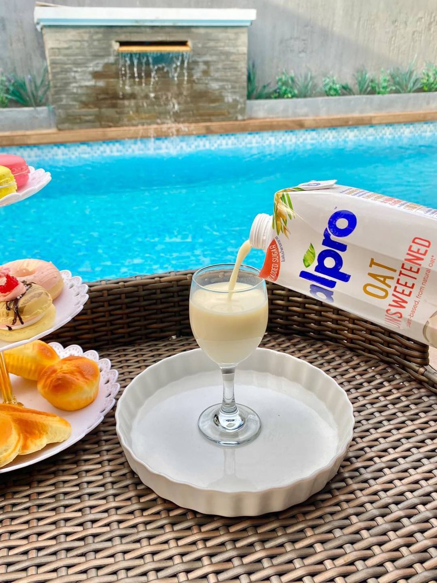 Eauntphapea's tweet photo. Alpro นมข้าวโอ๊ตตัวนี้แนะนำเลย เช้าๆดื่มรองท้อง ช่วยเติมพลังงาน มีใยอาหารและแคลเซียมสูง ไขมันต่ำไม่มีคอเลสเตอรอล แคลน้อย หอมมาก กินได้ไม่รู้สึกผิด ไม่ว่าจะว่ายน้ำ เซลฟี่ หรือทำกิจกรรมใดๆ แม่พร้อมลุยได้เต็มที่ตลอดวัน 💪🏻#AlproTH #AlproOat #ใครไม่โปรอัลโปร https://t.co/JOgiutKkes