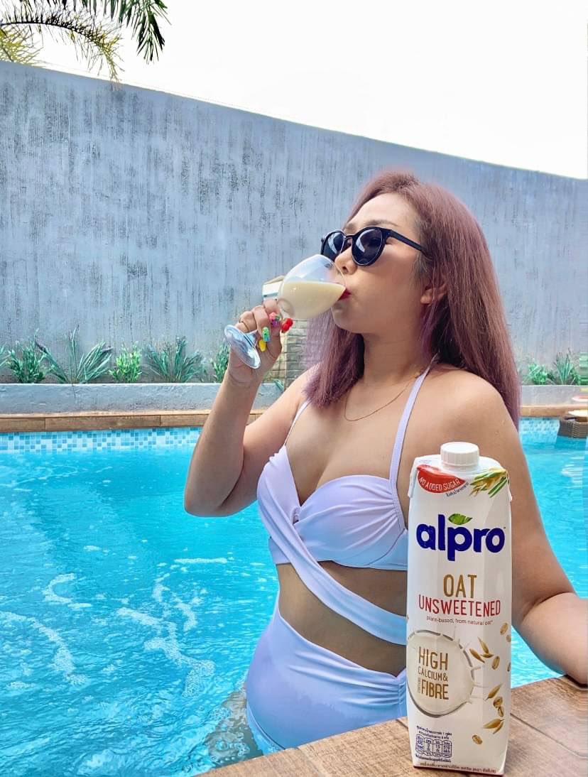 Eauntphapea's tweet photo. Alpro นมข้าวโอ๊ตตัวนี้แนะนำเลย เช้าๆดื่มรองท้อง ช่วยเติมพลังงาน มีใยอาหารและแคลเซียมสูง ไขมันต่ำไม่มีคอเลสเตอรอล แคลน้อย หอมมาก กินได้ไม่รู้สึกผิด ไม่ว่าจะว่ายน้ำ เซลฟี่ หรือทำกิจกรรมใดๆ แม่พร้อมลุยได้เต็มที่ตลอดวัน 💪🏻#AlproTH #AlproOat #ใครไม่โปรอัลโปร https://t.co/JOgiutKkes