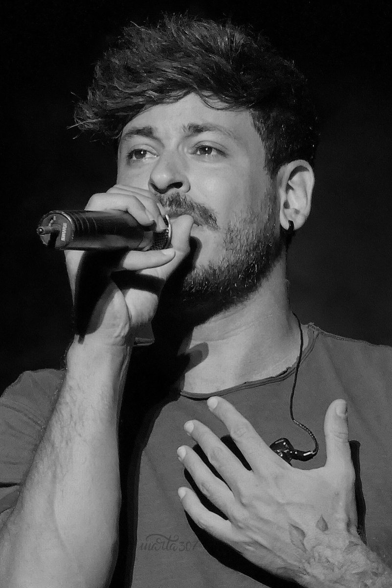 marta307's tweet photo. "De un concierto de Cepeda sale otro" Cuando solté esa frase hará cuatro años o más, no sabía lo real que iba a llegar a ser. No soy capaz de describir con palabras lo que supone para mí ir a sus conciertos y fotografiarle, me limitaré a un GRACIAS con la mano en el ❤️ https://t.co/GHXCsnatJt