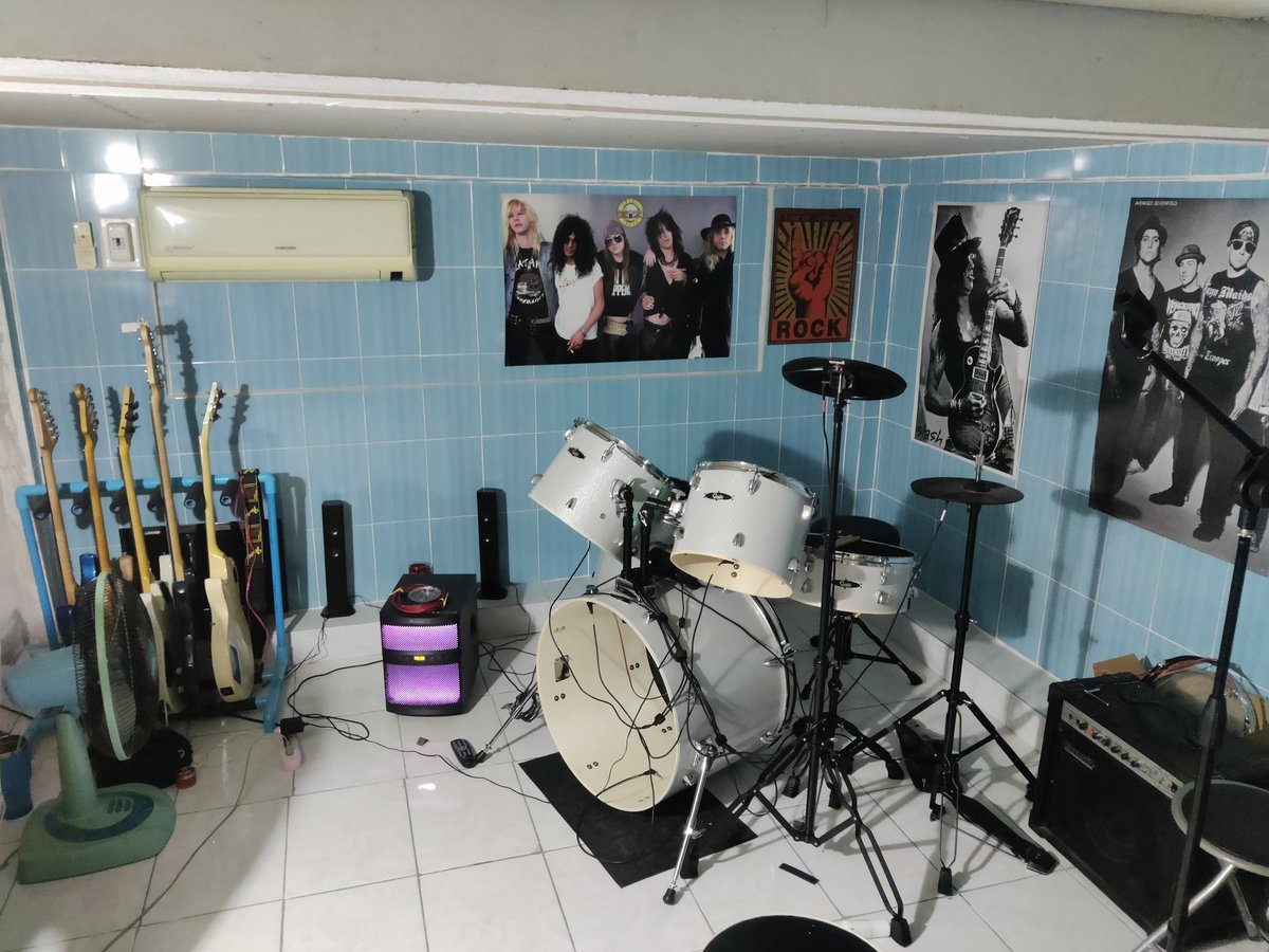 goojeep1911's tweet photo. ห้องนอนชาว Rock🤘🤘🤘 https://t.co/jhUaPMq0gl