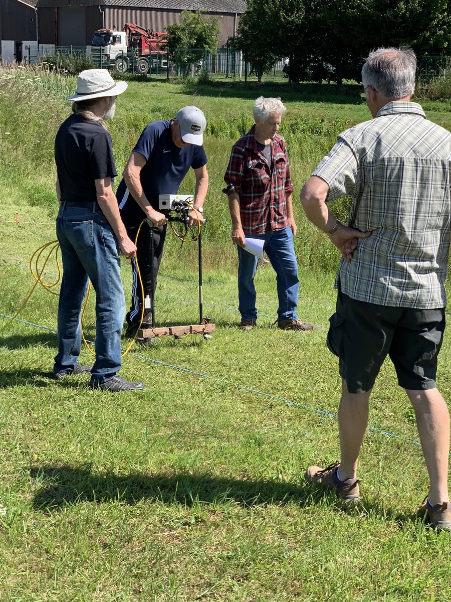 JKcomarc's tweet image. Glorious day in Hook doing geophysical surveying with Howdenshire Arch Soc for their Green Social prescribing Hook Manor Project.
